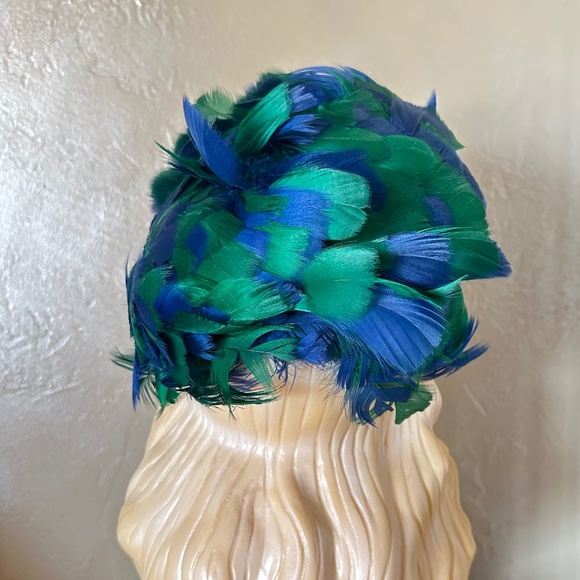 QUIRKY 1970s\' FLEXIBLE HAT MADE OF GREEN AND BLUE FEATHERS main image 7